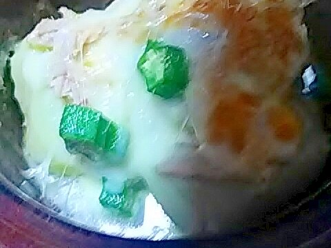 おくら&サラダチキンのチーズグラタン